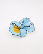 Cette petite broche fleur Yvette bleue est un accessoire à ne pas rater signé Ciléa Paris.