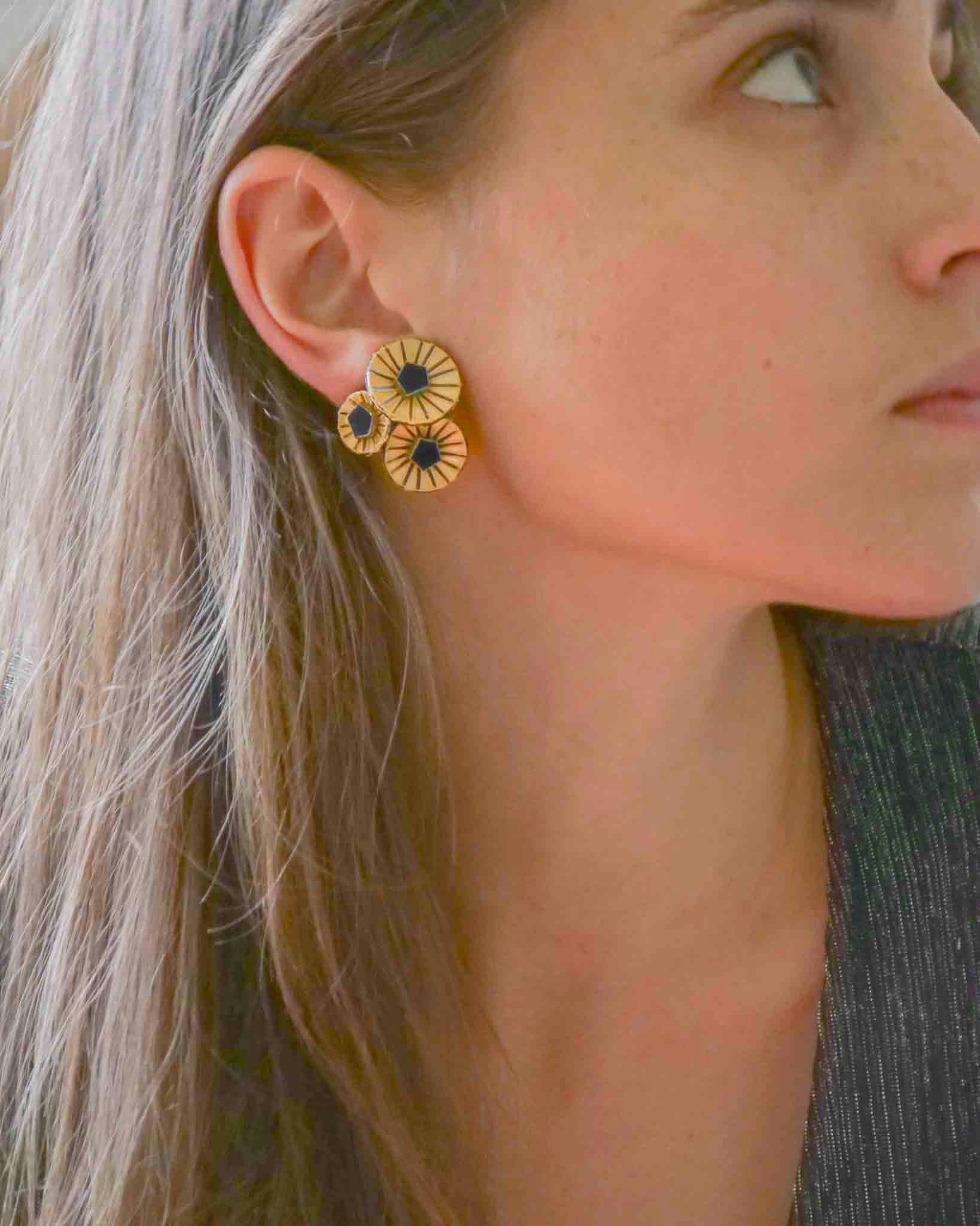 Petites boucles d'oreilles clips dorées et noires