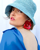 Boucle d'oreille rétro chic portée sur une femme all-groups