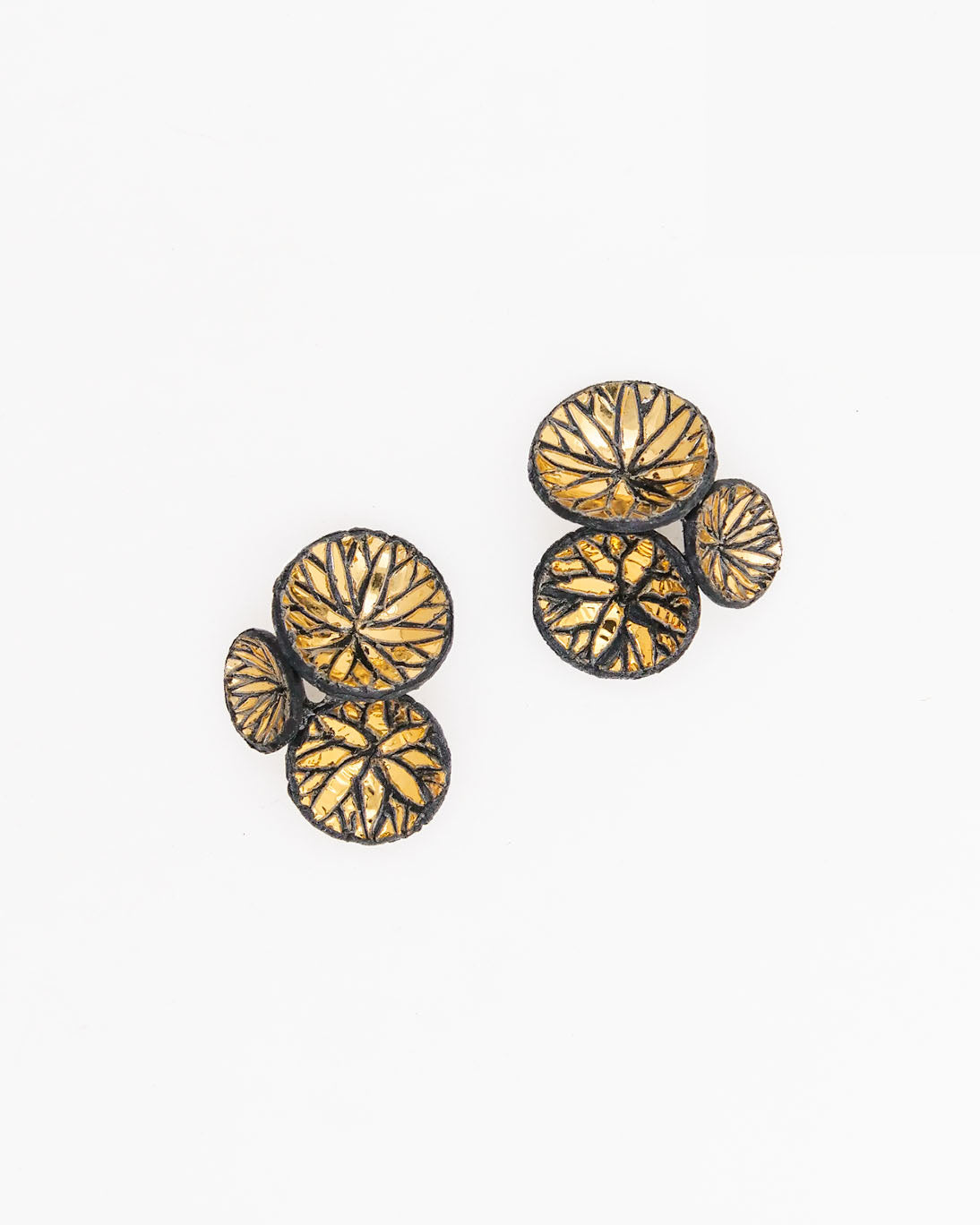 Boucle d'oreille noir et doré fuji grand modèle avec détails