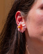 all-groups ces boucles d'oreilles Alani représentent une fleur rose poudré, de véritables bijoux fantaisie pour femme