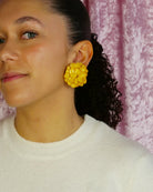 all-groups boucles d'oreilles fantaisies originales portées par une jeune femme souriante