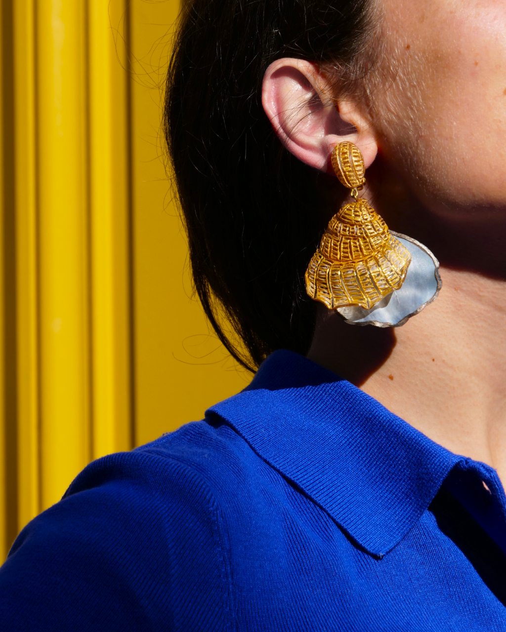 all-groups les boucles d'oreilles maxi pendantes du modele Saint-Malo sot portées avec u haut bleu éclatant