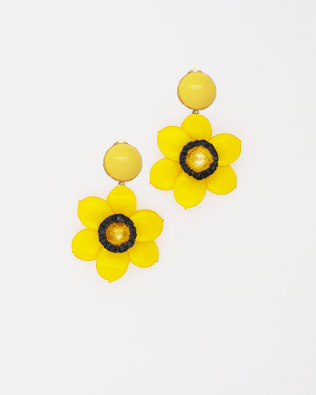 Ces boucles d'oreilles tendance Chloé jaune signées Ciléa Paris peuvent être portées en clips, tiges ou dormeuses pour les oreilles non percées.