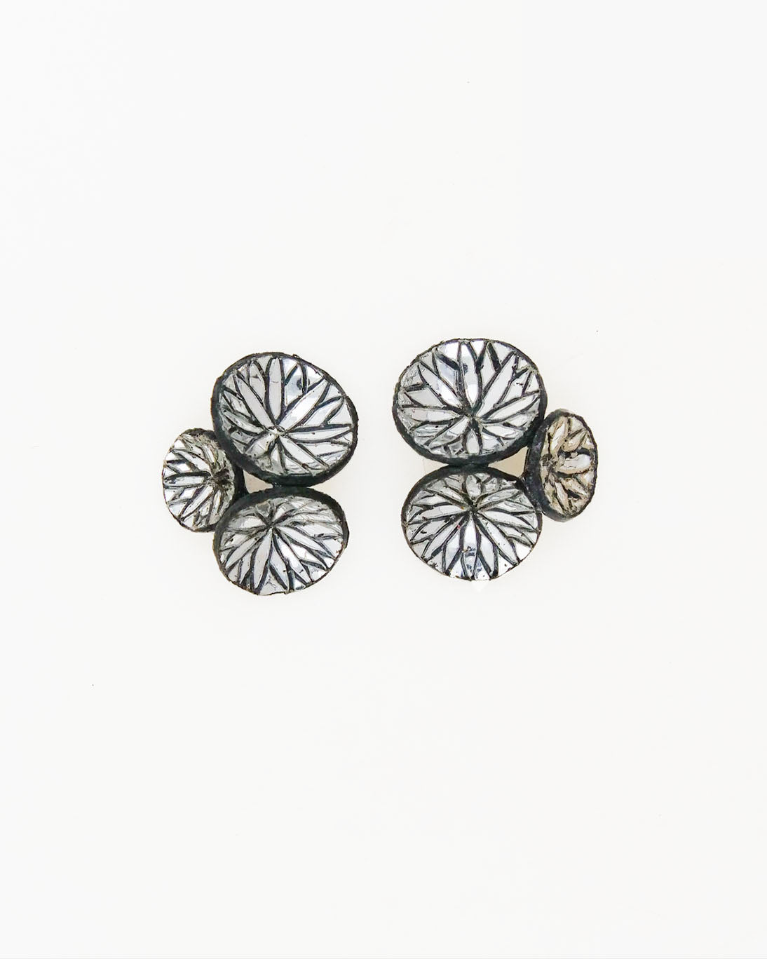 bijou d'oreilles noir et argenté avec dessins graphiques