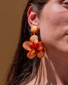 all-groups ces boucles doreilles tendance fleurs sont délicatement portées par une jeune femme 