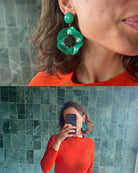 all-groups femme portant des boucles d'oreilles vertes pendantes