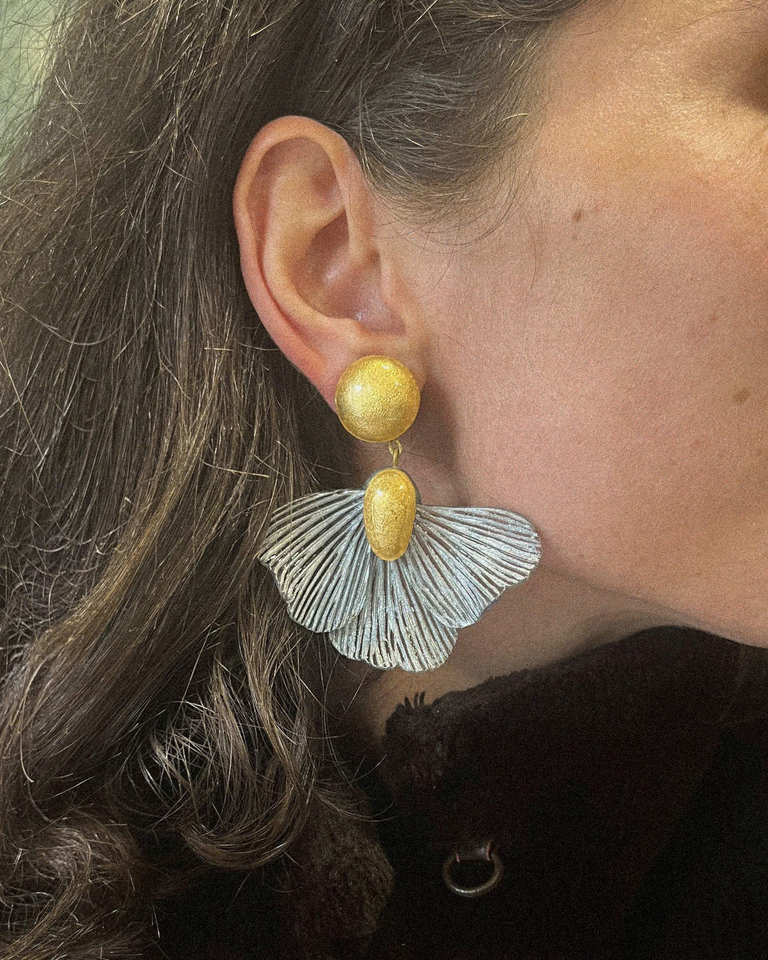 all-groups Ces boucles oreilles fleurs argentées Elise sont portées par une jeune femme vue de profil.