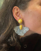 all-groups Ces boucles oreilles fleurs argentées Elise sont portées par une jeune femme vue de profil.