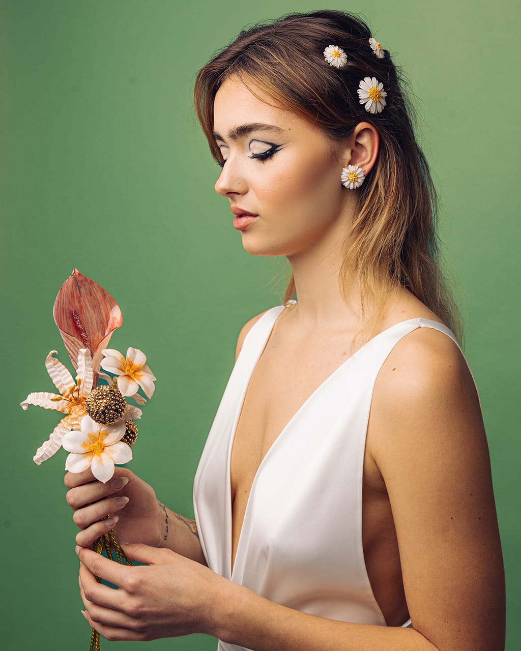 ce bouquet mariage vintage est portée par une jeune mariée le regardant avec amour