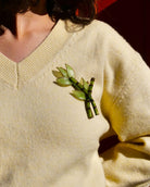 all-groups jolie bijou broche bambou sur un pull jaune pale