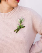 all-groups broche en forme de bambou verte
