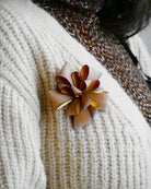 all-groups broche bijoux ambre portée par une femme 