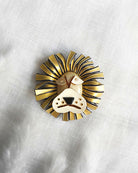 cette broche fait partie de nos bijoux lion originaux inspirés par les spectacles ambulants et des cirques