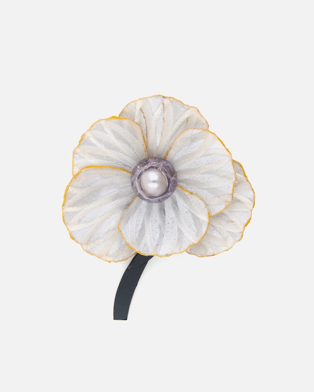 Ce bijou fantaisie artisanal est la broche argentée Bruno avec des détails dorés sur le tour de ses pétales. Elle comporte des effets uniques obtenu grâce à notre résine exclusive l'Emaline.