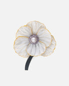 Ce bijou fantaisie artisanal est la broche argentée Bruno avec des détails dorés sur le tour de ses pétales. Elle comporte des effets uniques obtenu grâce à notre résine exclusive l'Emaline.
