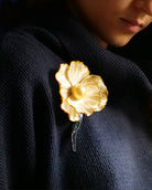 all-groups broche dorée en forme de fleur