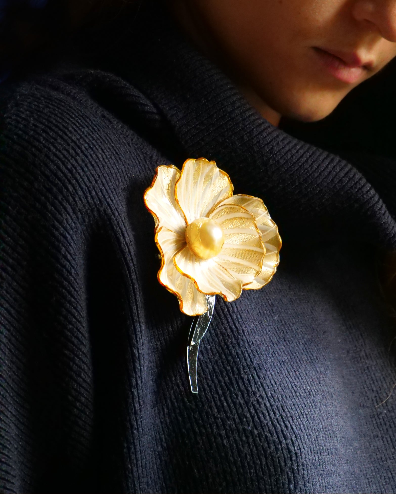 all-groups broche dorée en forme de fleur