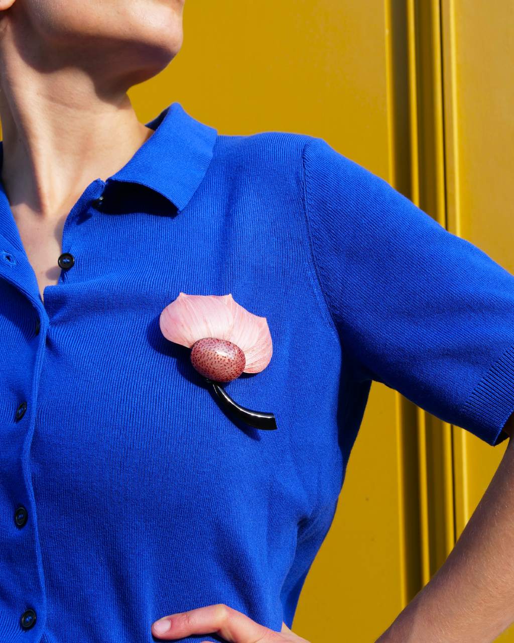 all-groups femme portant une broche originale tulipier effet velours