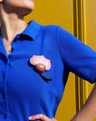 all-groups femme portant une broche originale tulipier effet velours