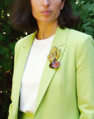 all-groups belle broche figue sur un blazer vet clair pour une tenue professionnelle femme