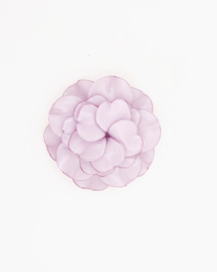 Cette fleur broche mariage Géranium aux nuances de la couleur lavande est faite à la main à Rennes dans l'atelier Ciléa Paris.
