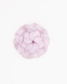 Cette fleur broche mariage Géranium aux nuances de la couleur lavande est faite à la main à Rennes dans l'atelier Ciléa Paris.