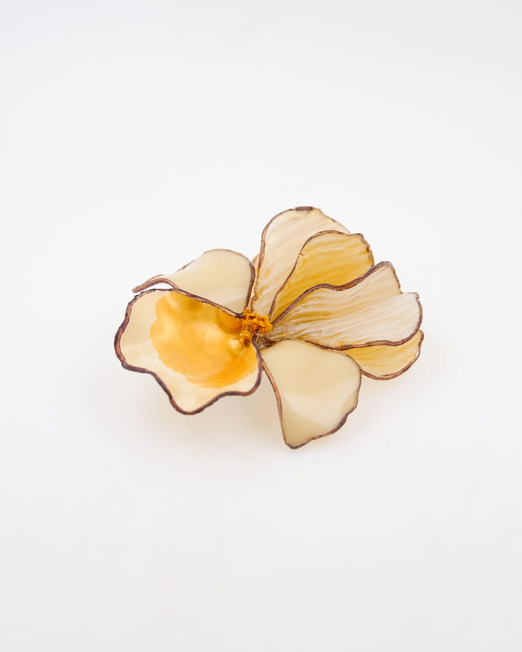 cette broche fleur Yvette est colorée en ivoire, une nuance fabriquée au cœur de notre atelier Ciléa Paris.