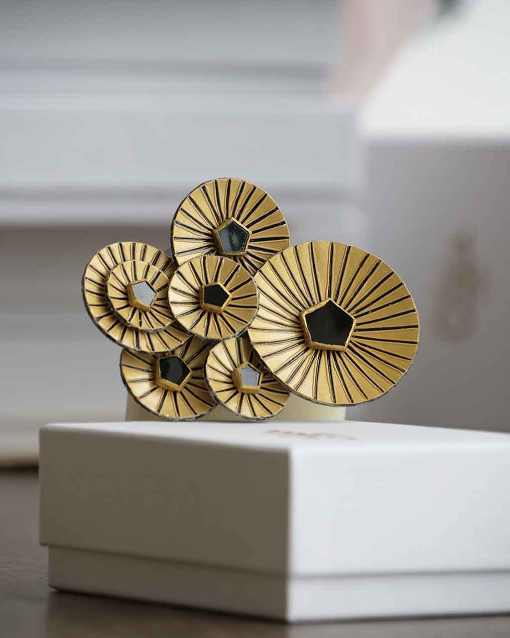 Broche bijou graphique en or