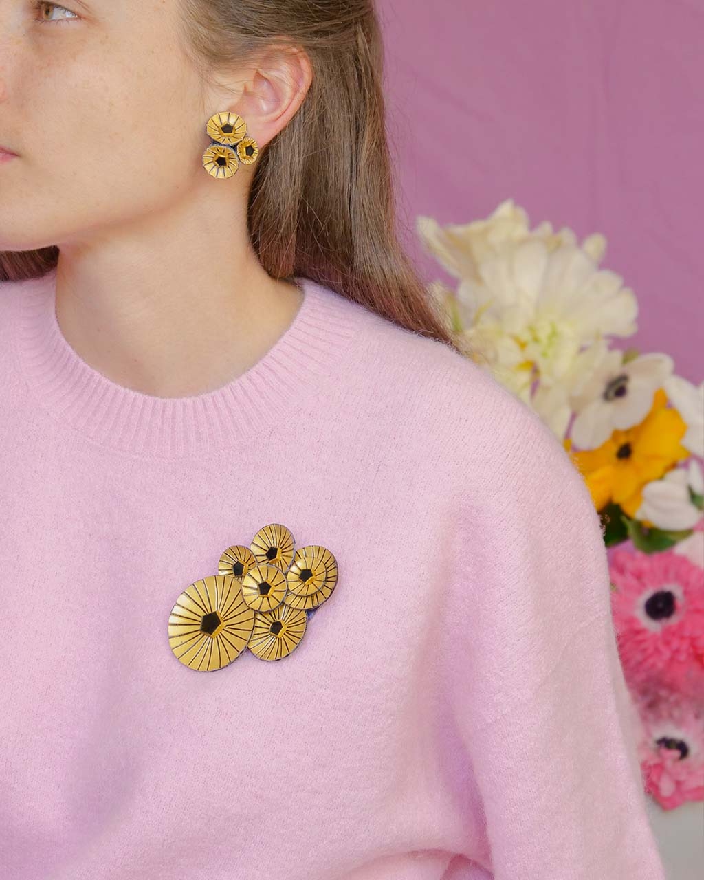 Broche bijou moderne portée sur un pull rose all-groups