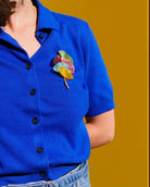 all-groups broche originale Ebisu portee par une femme avec un haut bleu