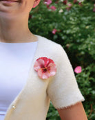 all-groups broche viola, bijou elegant porté par une jeunne femme