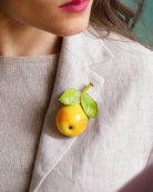 all-groups broche poire sur blazer beige