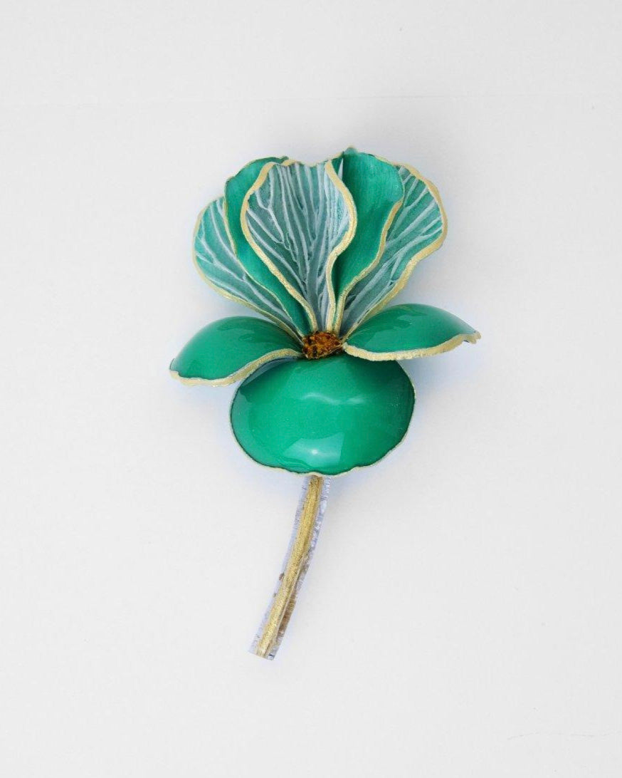 broche fleur iris vert emeraude effet satin avec tige en or 