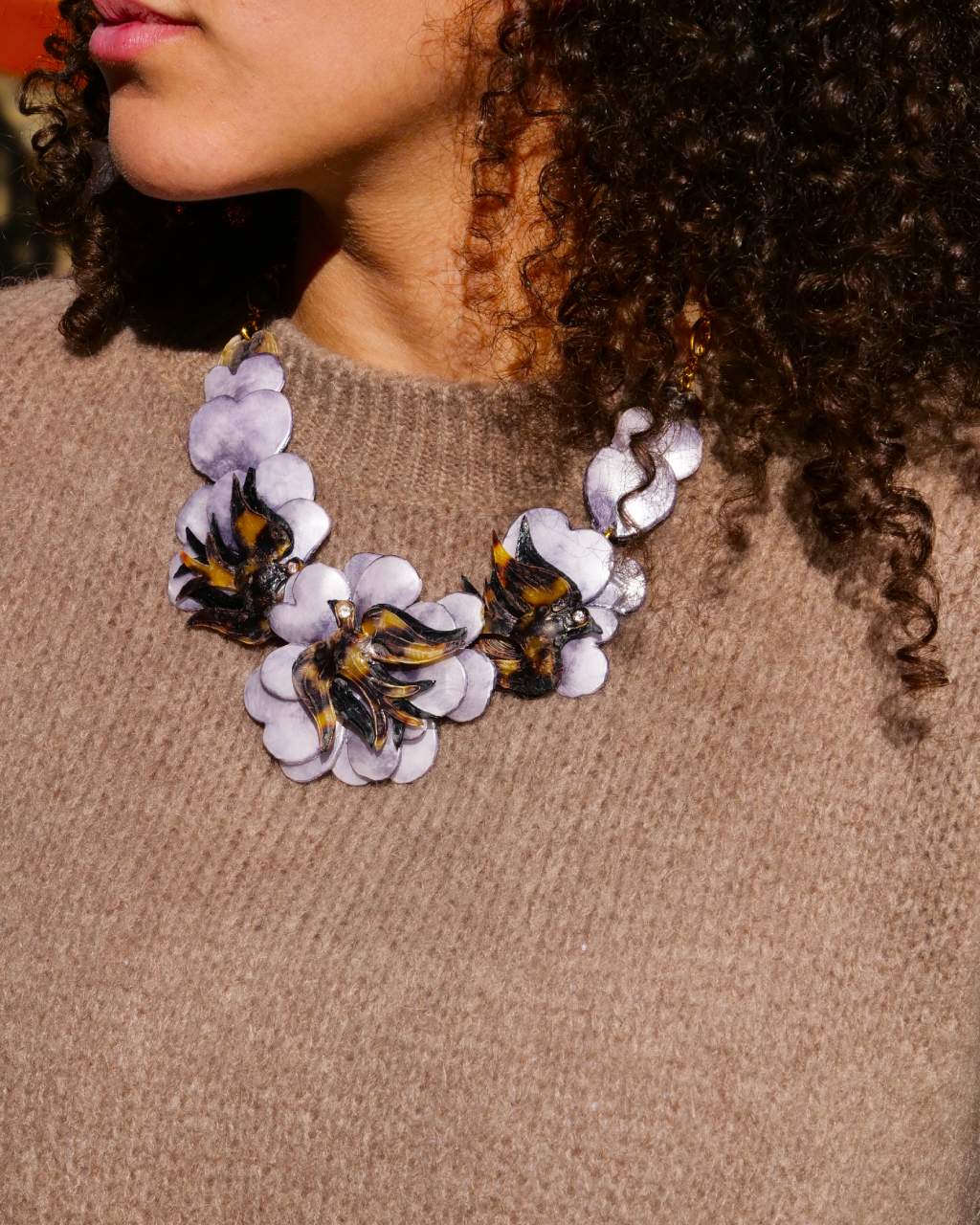 all-groups femme portant le collier artisanal Cabourg s'inspirant d'oiseaux