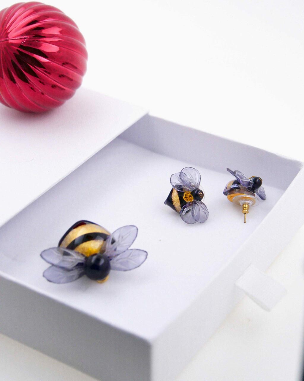 coffret cadeau avec minis boucles d'oreilles bourdon et broche bourdon dorés