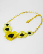 Petit collier artisanal femme avec 5 fleurs jaunes