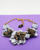 all-groups collier cabourg avec sa chaine dorée sur fond violet 