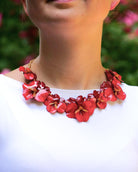 all-groups collier femme viola rouge porté par une jeune femme