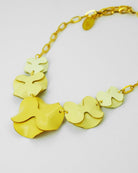 Petit collier artisanal femme avec 5 fleurs jaunes de dos