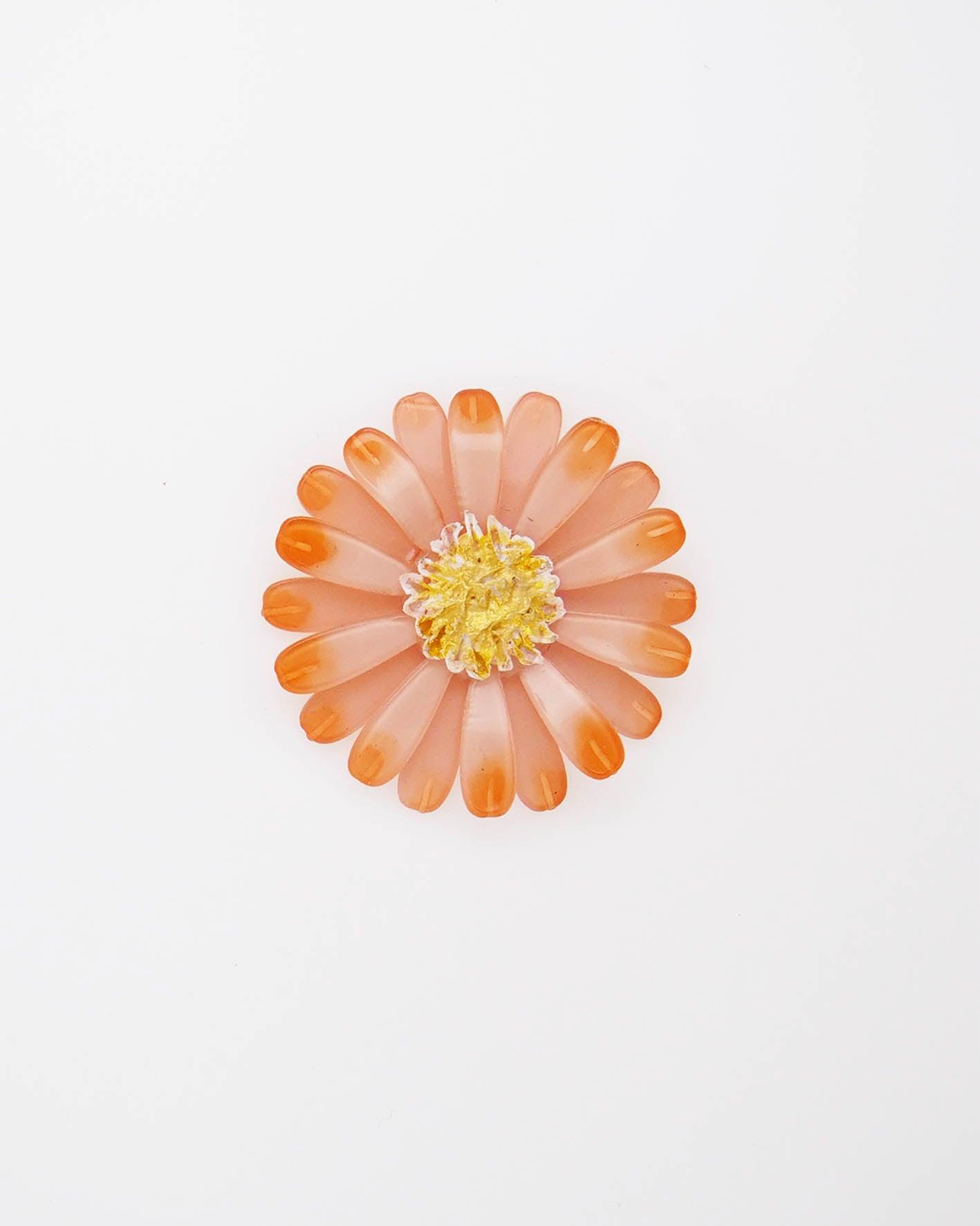 broche en fleur marguerite colorée en corail