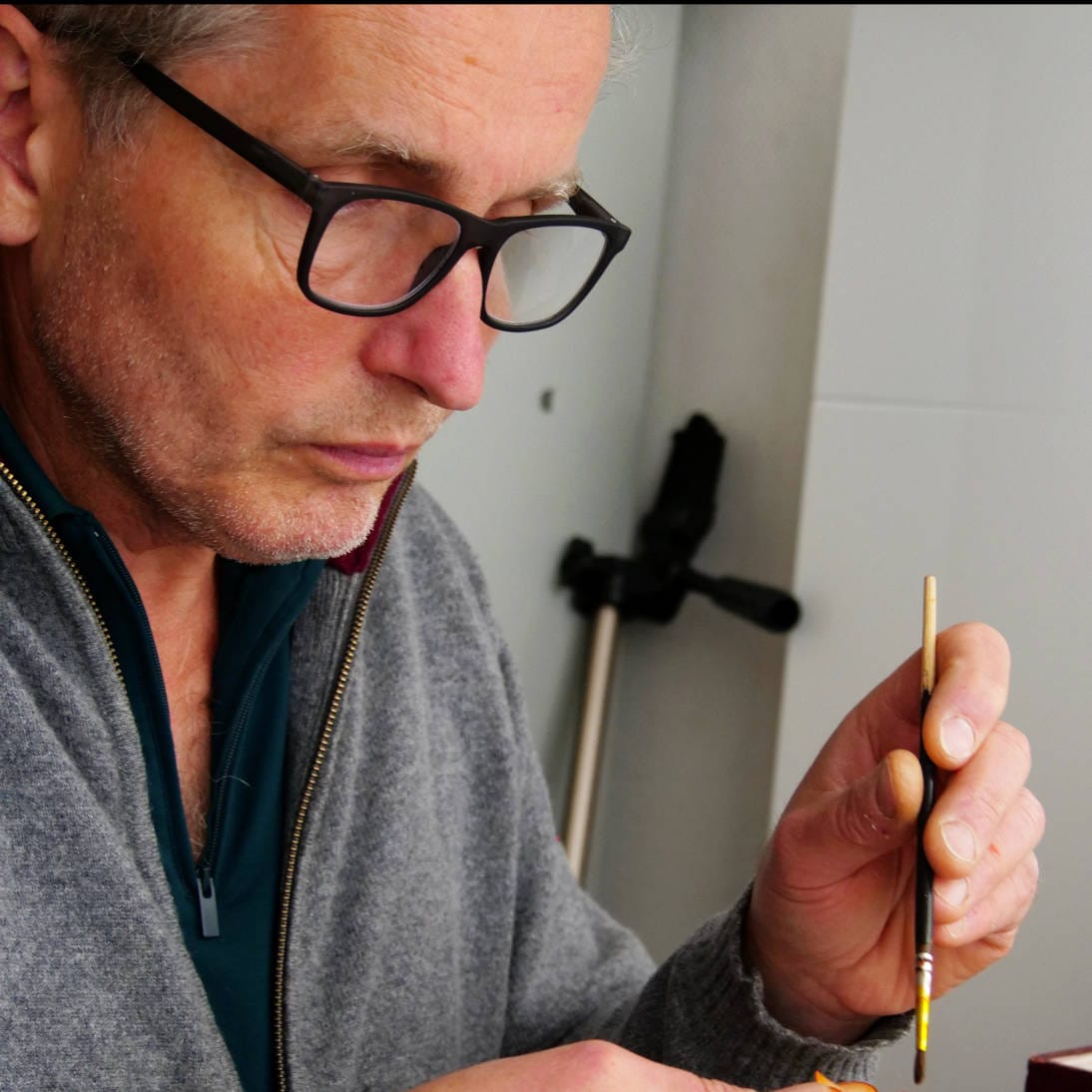 Stéphane fabrique avec précision tous nos bijoux originaux Ciléa Paris.