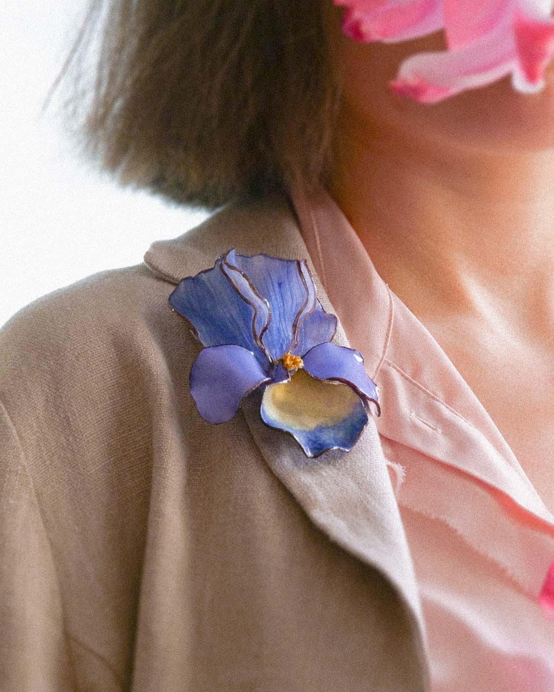 Broche fleur de couleur bleuet portée