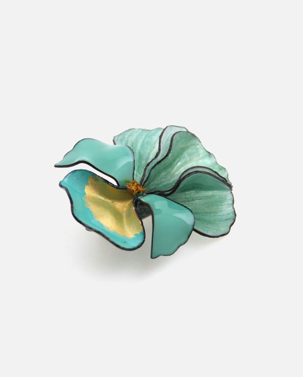 fleurs broche bleue canard avec pétales courbés et détail doré