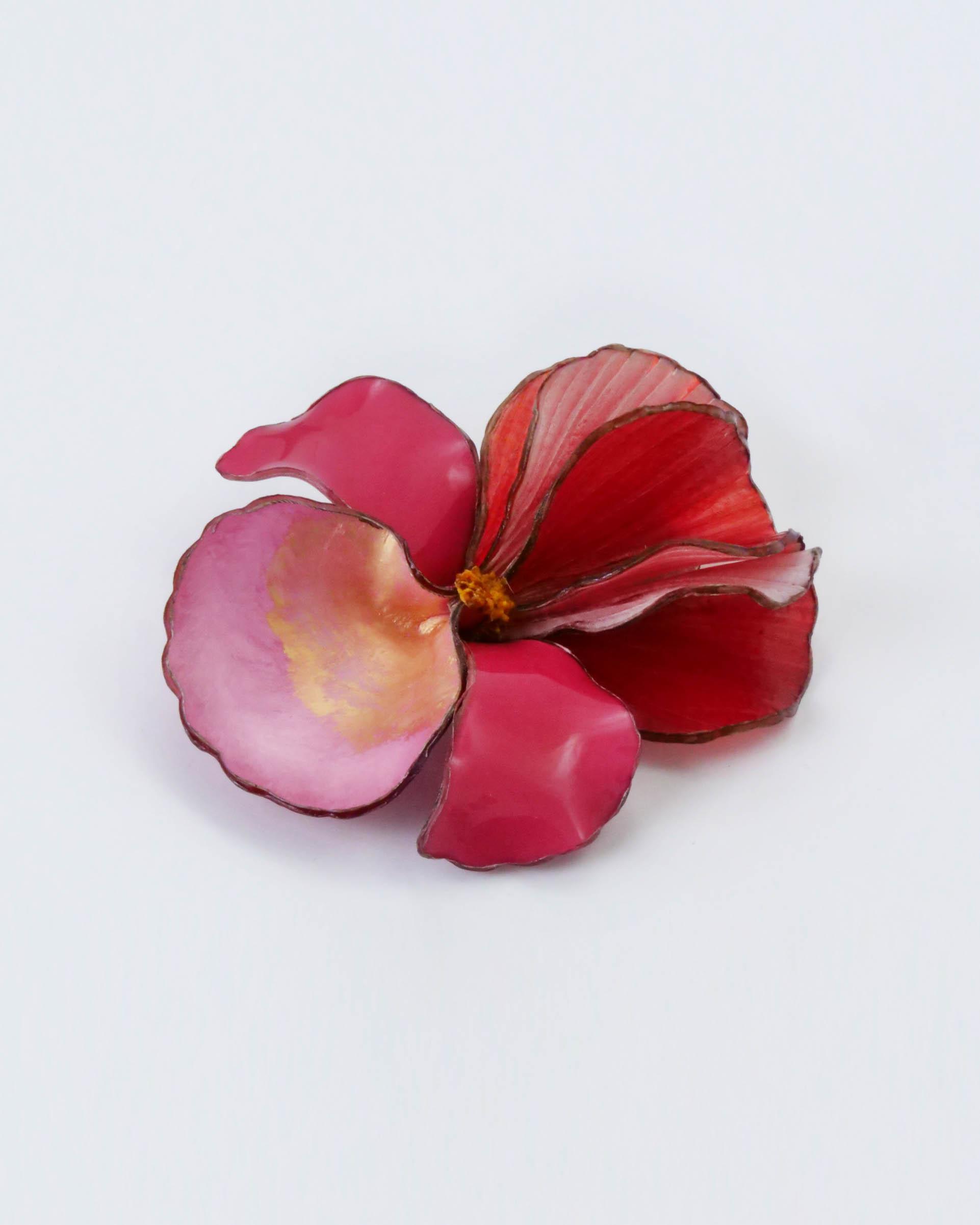 Broche fleur de couleur rouge