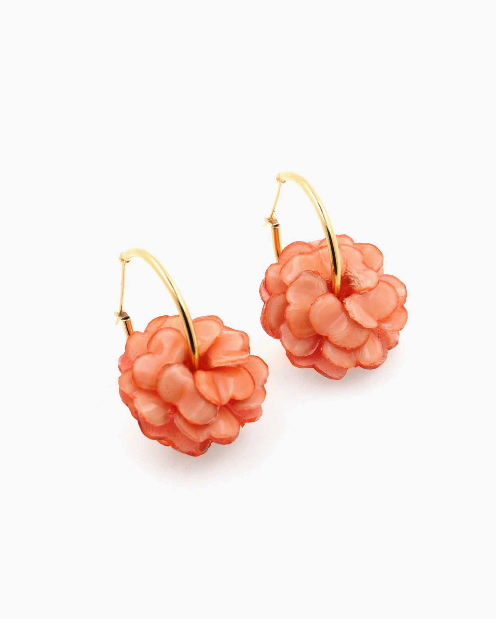 Grandes créoles originales fleuries corail