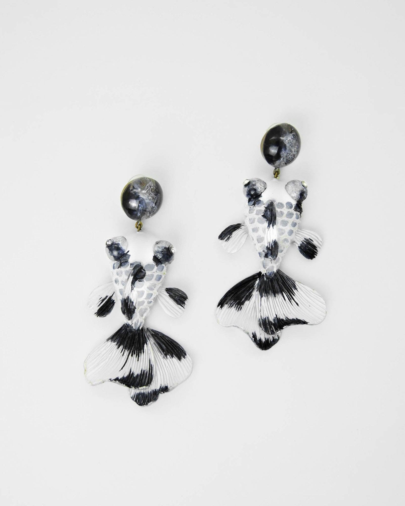 Boucles d'oreilles poissons noirs et blancs dans notre bijouterie en ligne 