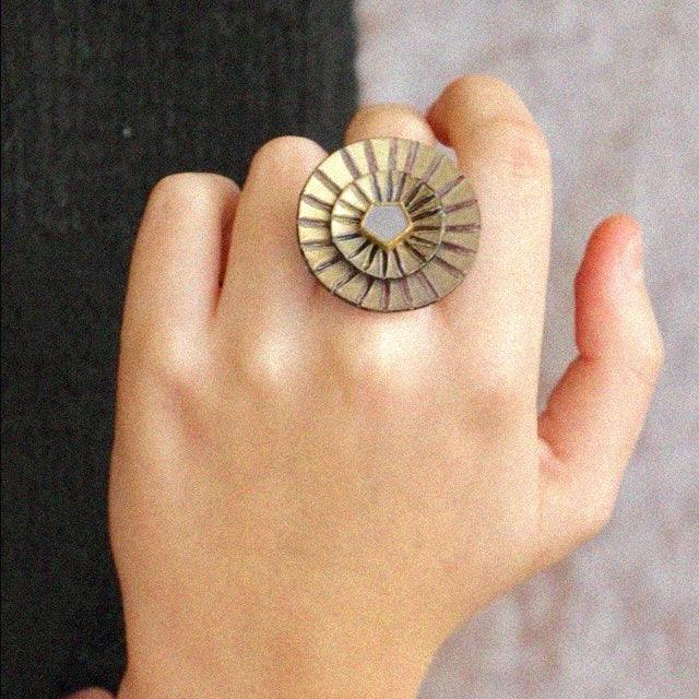 Bague pour femme portée gris bleuté