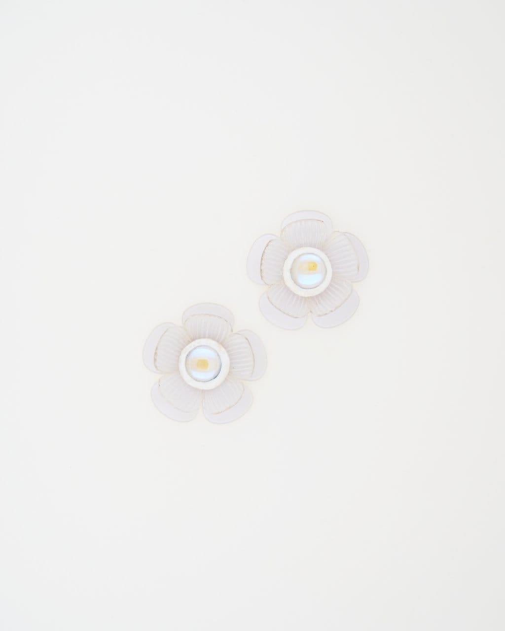 Chaque bijou de mariage France correspond aux invitées ou à la mariée, ici les boucles blanches peuvent matcher ou contraster avec la tenue de chacune.