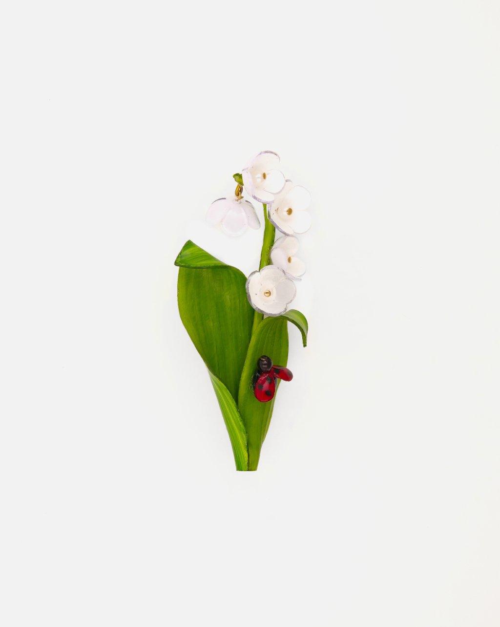 grande broche chic avec fleurs blanches de muguet et coccinelle